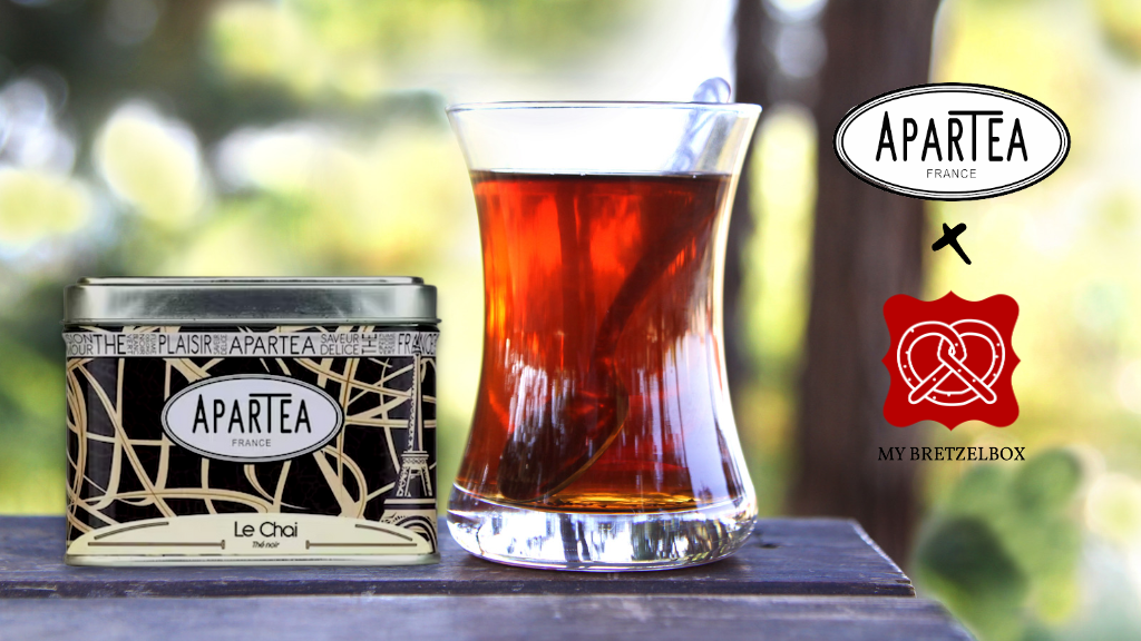 Une tasse de thé noir et une boîte de thé AparTea.